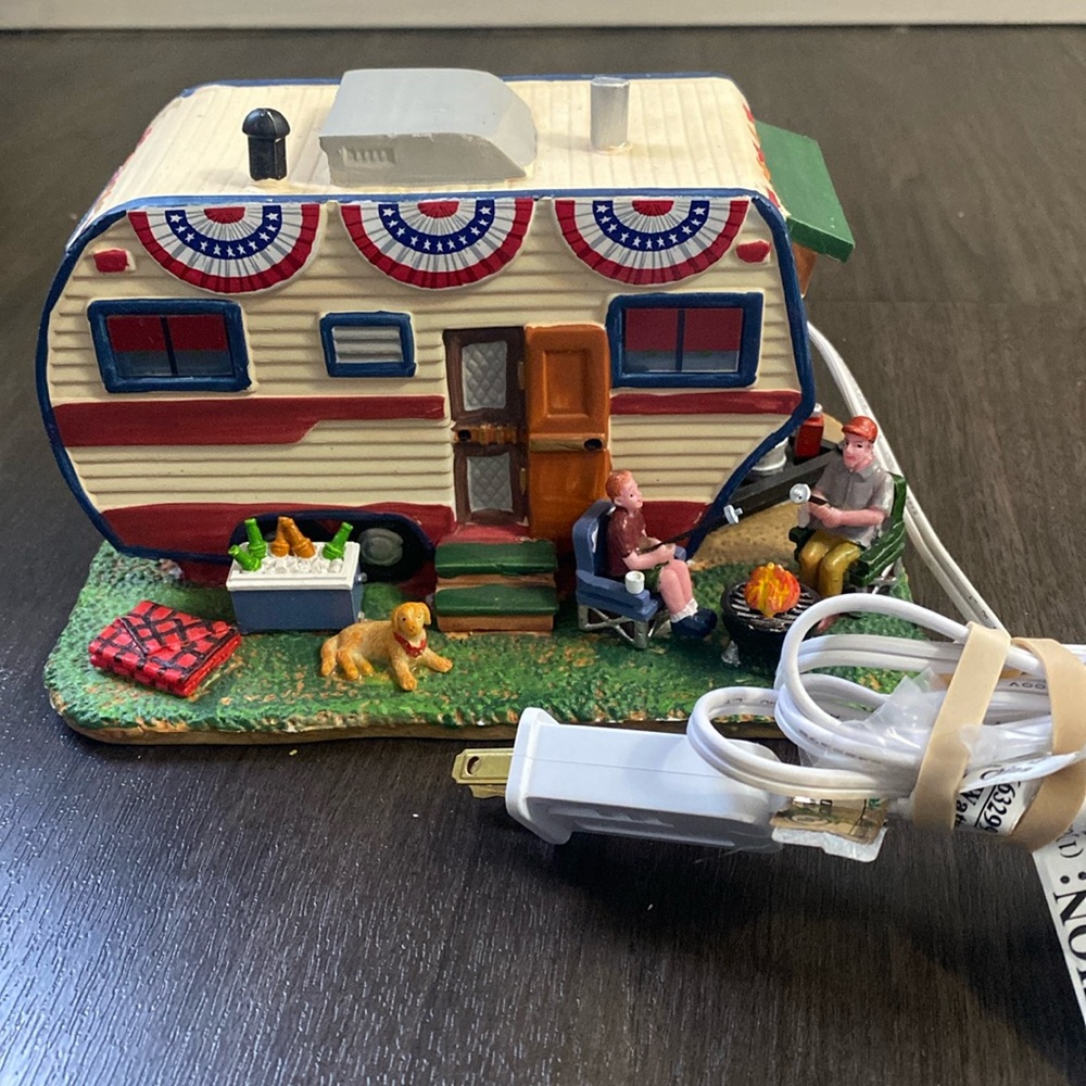 Lemax 2018 Summer Americana Summer Trailer Lighted Porcelain Building